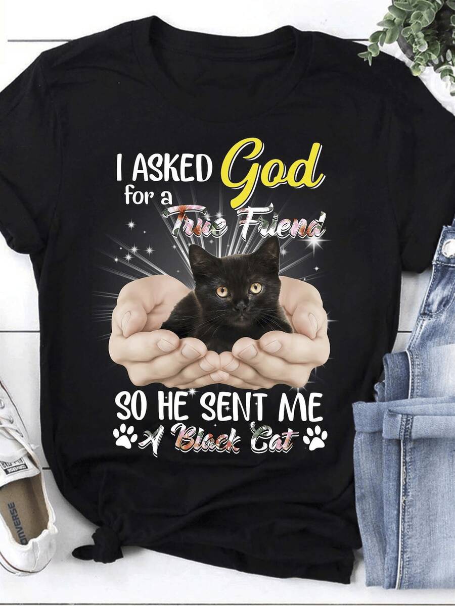 Pedí una camiseta de mujer con estilo, con un diseño de manos sosteniendo un gao negro, adorn con brillos y ojos amarillos, junto con texto drtido. Es una camiseta de manga corta, ligera, de secado rápido, con un corte hoado, así que por favor revise la tabla de tallas.