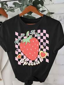 Camiseta de manga corta con cuello redondo 95% 5% - Camiseta gráfica You are Berrpecial con fresa roja y fondo de tablero de damas rosa - Top casual romántico caprichoso, corte regular, tempor de primavera verano - Negro - Ver 2