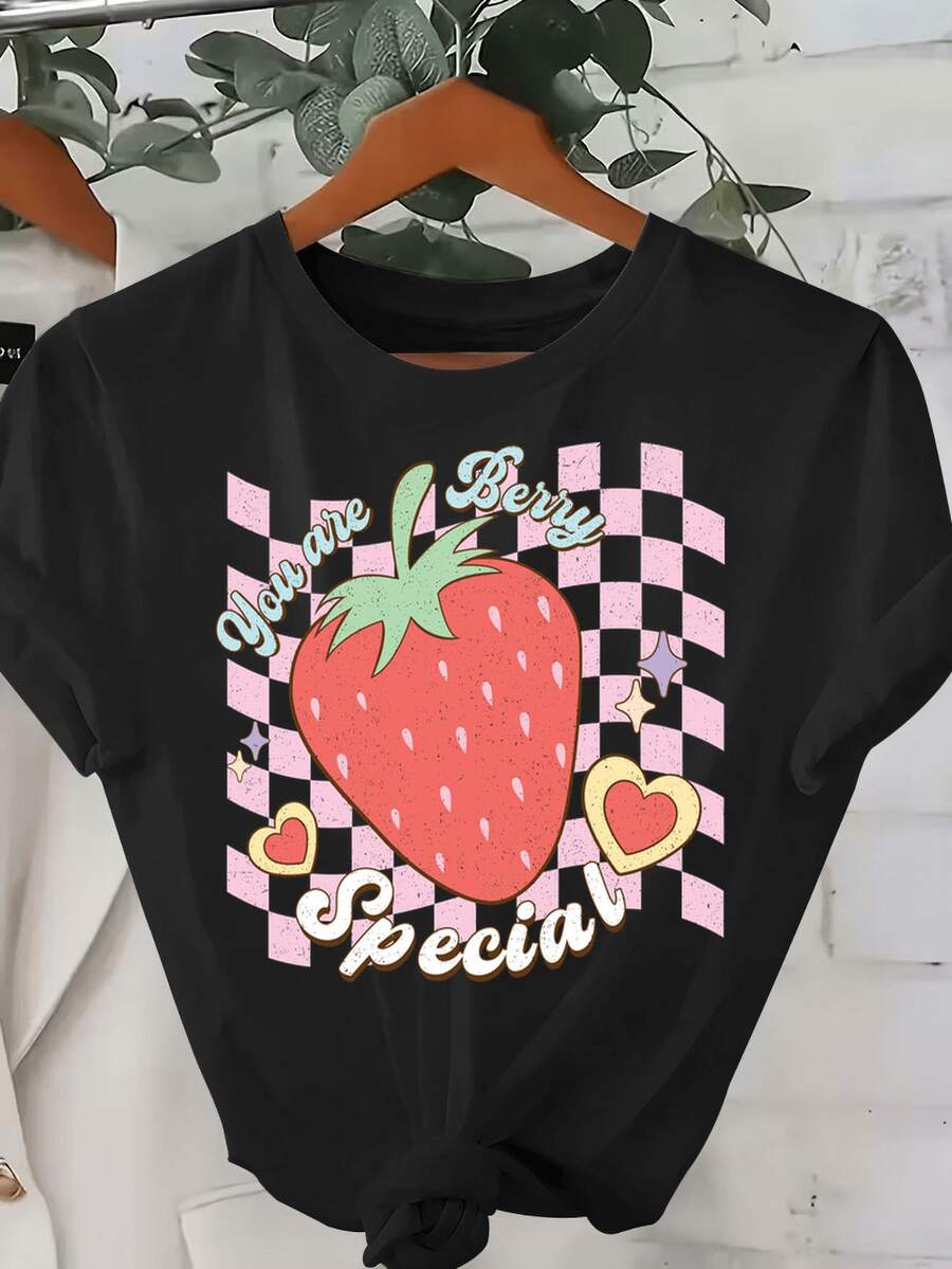 Camiseta de manga corta con cuello redondo 95% 5% - Camiseta gráfica You are Berrpecial con fresa roja y fondo de tablero de damas rosa - Top casual romántico caprichoso, corte regular, tempor de primavera verano