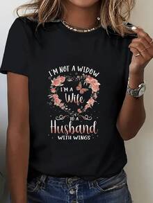 Camiseta única - Camiseta gráfica casual de manga corta y corte entallado para mujer - Diseño llamativo con "I'M NOT A WIDOW, I'M A WIFE, and to A HUSBAND with WINGS" rodeado de rosas, atuendo casual, camiseta simple de color liso (corte hoado, consulte la tabla de tallas) - Negro - Ver 2