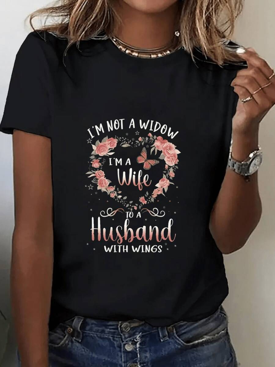 Camiseta única - Camiseta gráfica casual de manga corta y corte entallado para mujer - Diseño llamativo con "I'M NOT A WIDOW, I'M A WIFE, and to A HUSBAND with WINGS" rodeado de rosas, atuendo casual, camiseta simple de color liso (corte hoado, consulte la tabla de tallas)