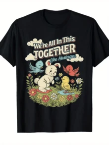 Un grupo de animales pequeños comparte un prado lleno de flores coloridas rodeados de nubes y rayos de sol que evocan unión y esperanza camiseta de mujer casual cómoda moderna adecuada para uso diario - Negro - Ver 1