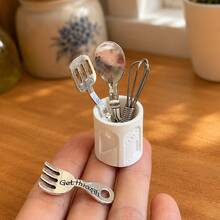 Set Penyimpanan Peralatan Dapur Miniatur - Dekorasi Dapur Rumah Boneka Skala 1:12 - Sendok, Garpu, Spatula, & Pengocok Miniatur dari Logam - Perlengkapan Fotografi Miniatur - Set dapur mini lima bagian - View 3