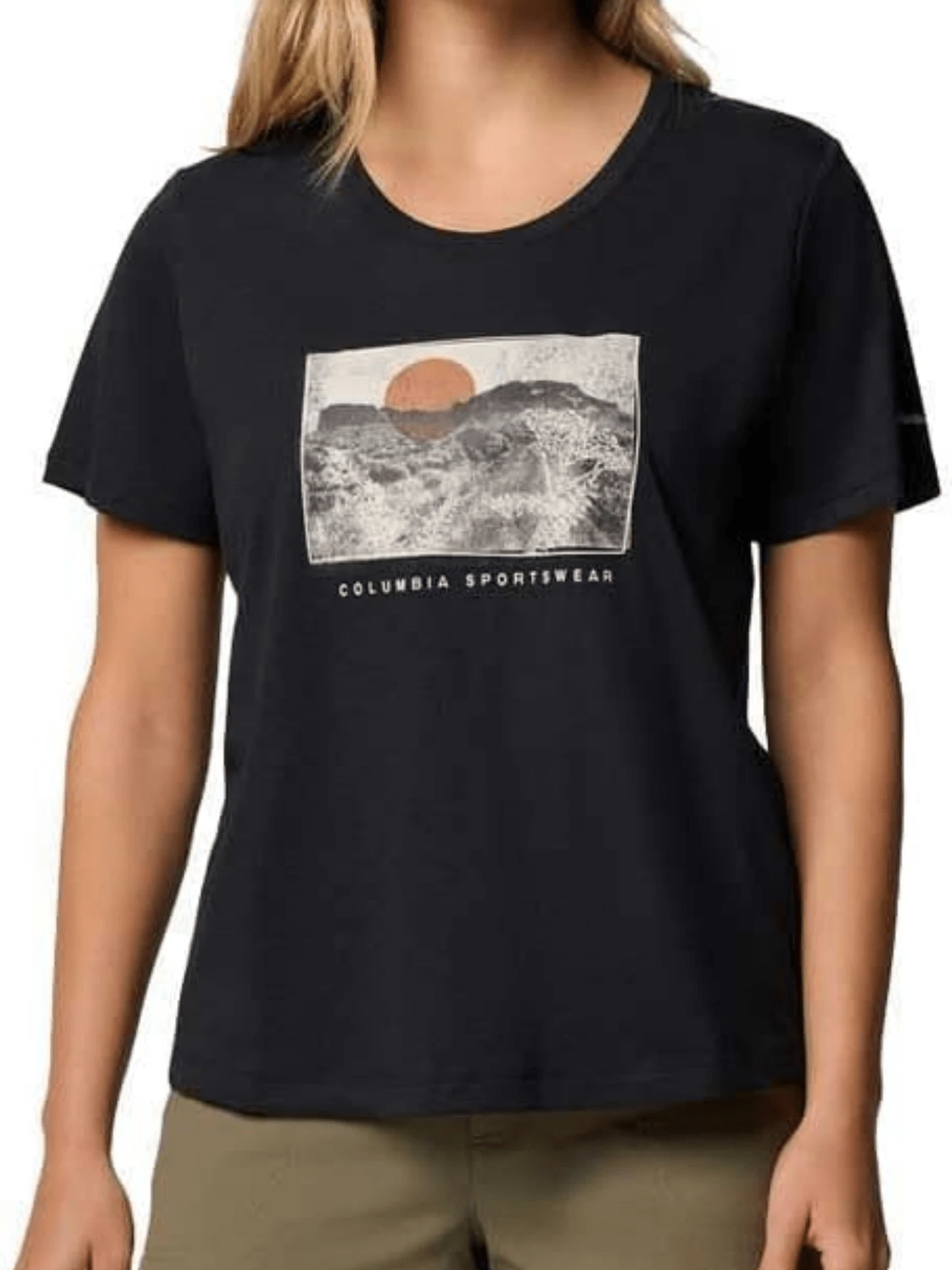 Paisaje montañoso con sol rojizo que emerge entre siluetas de colinas simbolizando calma conexión con la naturaleza y energía vital en tonos suaves camiseta de mujer cómoda moderna para uso diario - Negro - Ver 1
