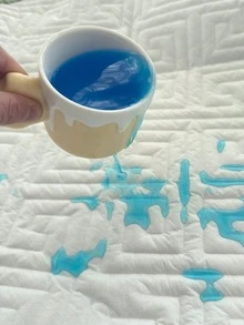 1件黑色防水絎縫沙發套，菱格紋設計，防滑耐磨，輕巧且質感高級。適用於單人、雙人及三人沙發，全尺寸可選。此防水沙發套專為養寵家庭設計，防貓抓、防狗尿、防水防污，污漬易擦拭清潔；黑色亦能有效遮污。適用於民宿、飯店、辦公室、養寵家庭、租屋族及合租空間。可機洗，易打理，有效防止水滲入沙發。 - 棕色 - 查看 3