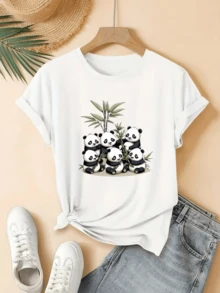 Grupo de tiernos pandas sentados entre verdes tallos de bambú que simbolizan amistad tranquilidad y alegría en la naturaleza camiseta de mujer casual cómoda para uso diario - Blanco - Ver 8