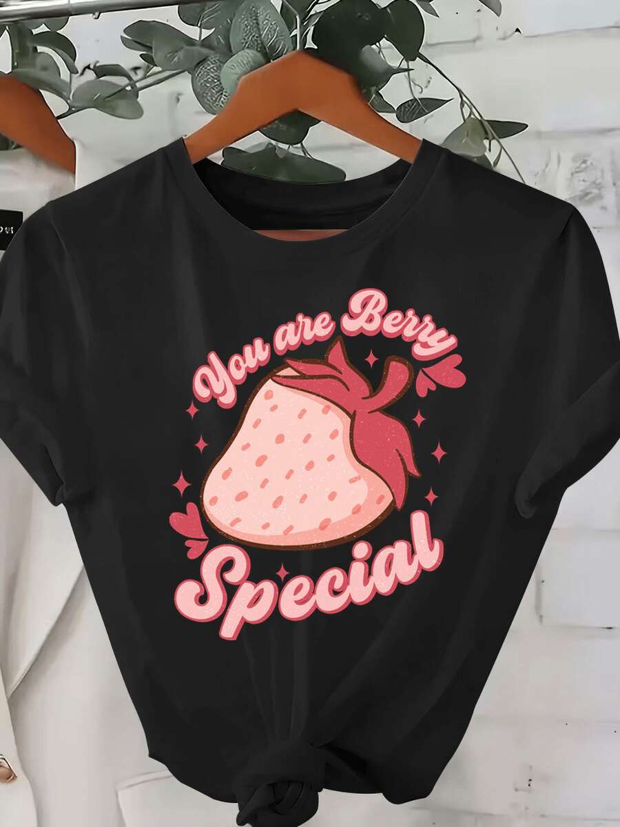 Camiseta de manga corta con cuello redondo 95% 5% - Camiseta gráfica You are Berrpecial con fresastel y tipografía cursiva elegante - Top casual romántico encdor, corte regular, tempor de primavera verano