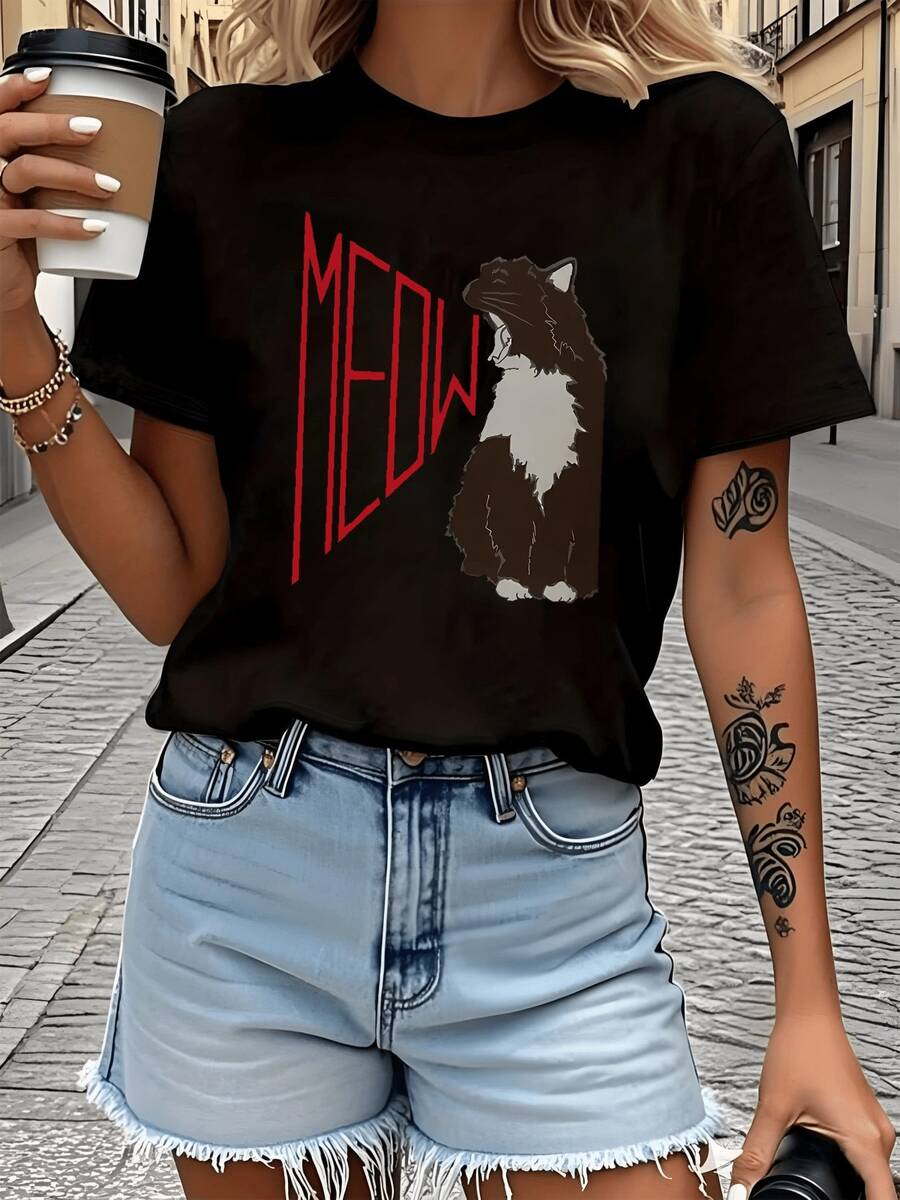 Una camiseta de mujer con un diseño retro drtido y elegante, hecha de tela suave y cómoda, con mangas cortas. Es fácil de usar, pero también es moderna, casual pero elegante, perfectara mujeres a la moda, disponible.