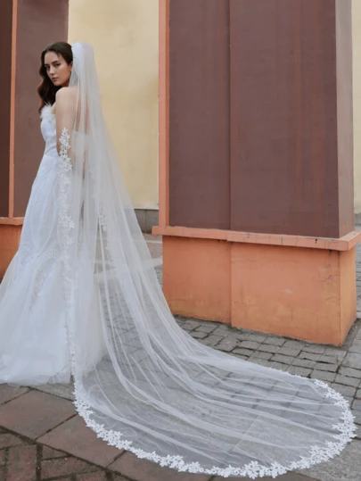 1 chiếc khăn voan cô dâu kiểu cổ điển bằng polyester với họa tiết ren và trang trí ngọc trai, đuôi khăn dài kiểu nhà thờ thanh lịch, phù hợp cho mọi mùa.