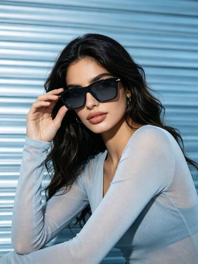 Celine Gafas rectangulares de marco negro, adecuadas para negocios y uso casual, unisex. Marco de acetato con decoración de metal, favorece la forma del rostro y es elegante. Lentes de color té con protección, adecuadas para ir al trabajo, actividades al aire libre, vacaciones, fotografía callejera, creando un estilo pulcro y elegante. Modelo: MB0263S-001 54.