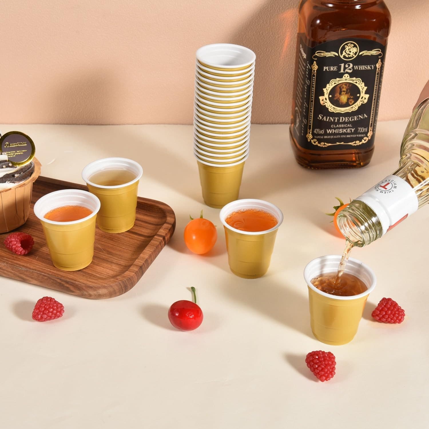 10個迷你烈酒杯,多用途2盎司高級烈酒杯,2盎司迷你烈酒杯,派對調酒杯,飲料杯,試飲杯,易清洗且可重複使用的小杯,適用於白酒、調酒、果汁和調味醬,完美適合任何聚會、派對遊戲和派對拍照,節日、派對、萬聖節或聖誕派對 - 金色 - 查看 1