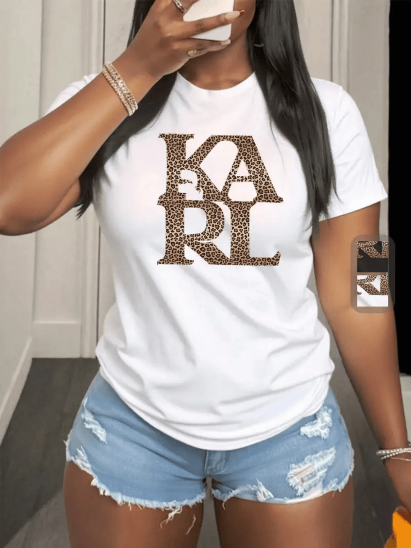 Letras grandes con textura de estampado animal que expresan fuerza elegancia y actitud independiente formando un contraste atractivo con el fondo blanco camiseta de mujer casual moderna cómoda para verano - Blanco - Ver 1