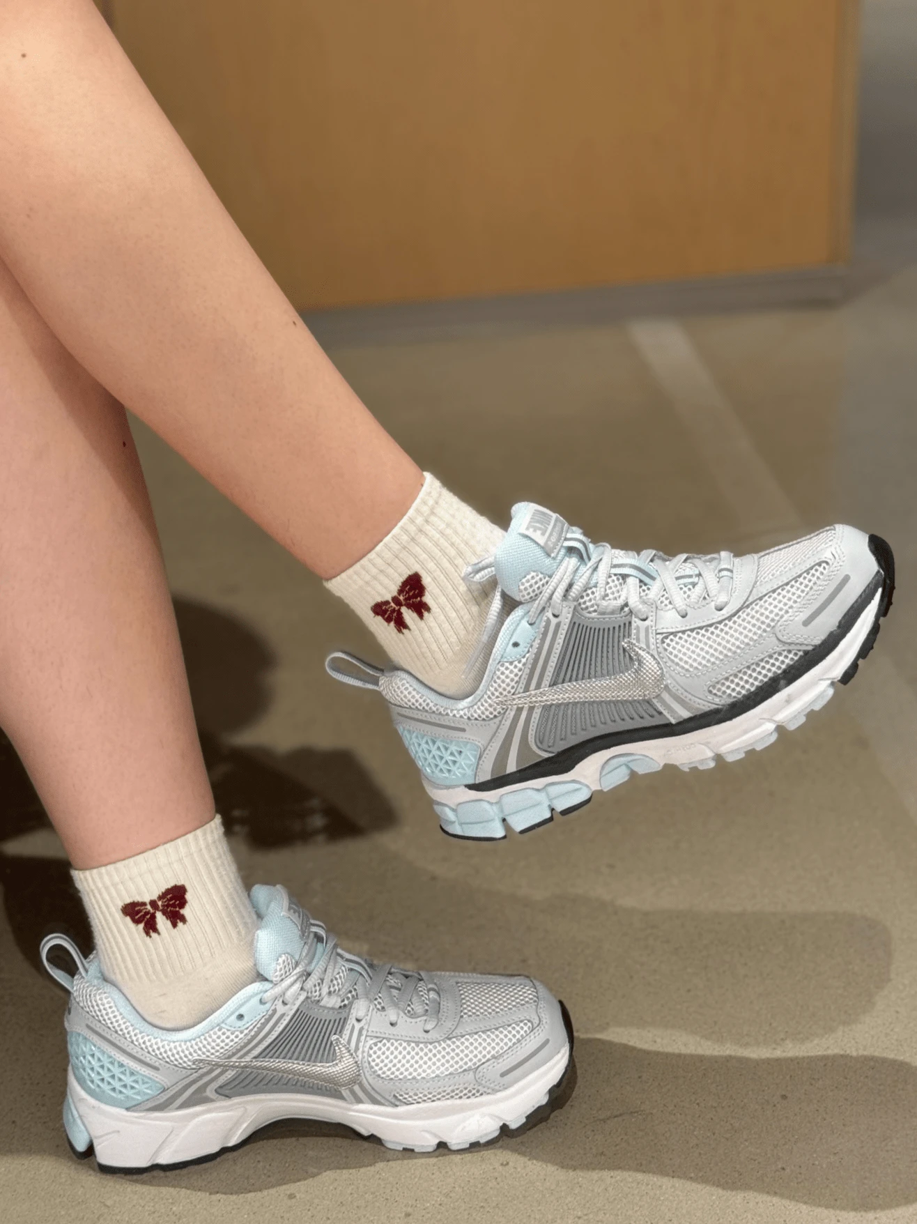 Giày Nike Zoom Vomero 5 Unisex GS thoáng khí, thoải mái, chất liệu lưới, kiểu dáng retro nhẹ, đơn giản, cổ thấp, màu xám/xanh lá cây. - xám xanh - Xem 1