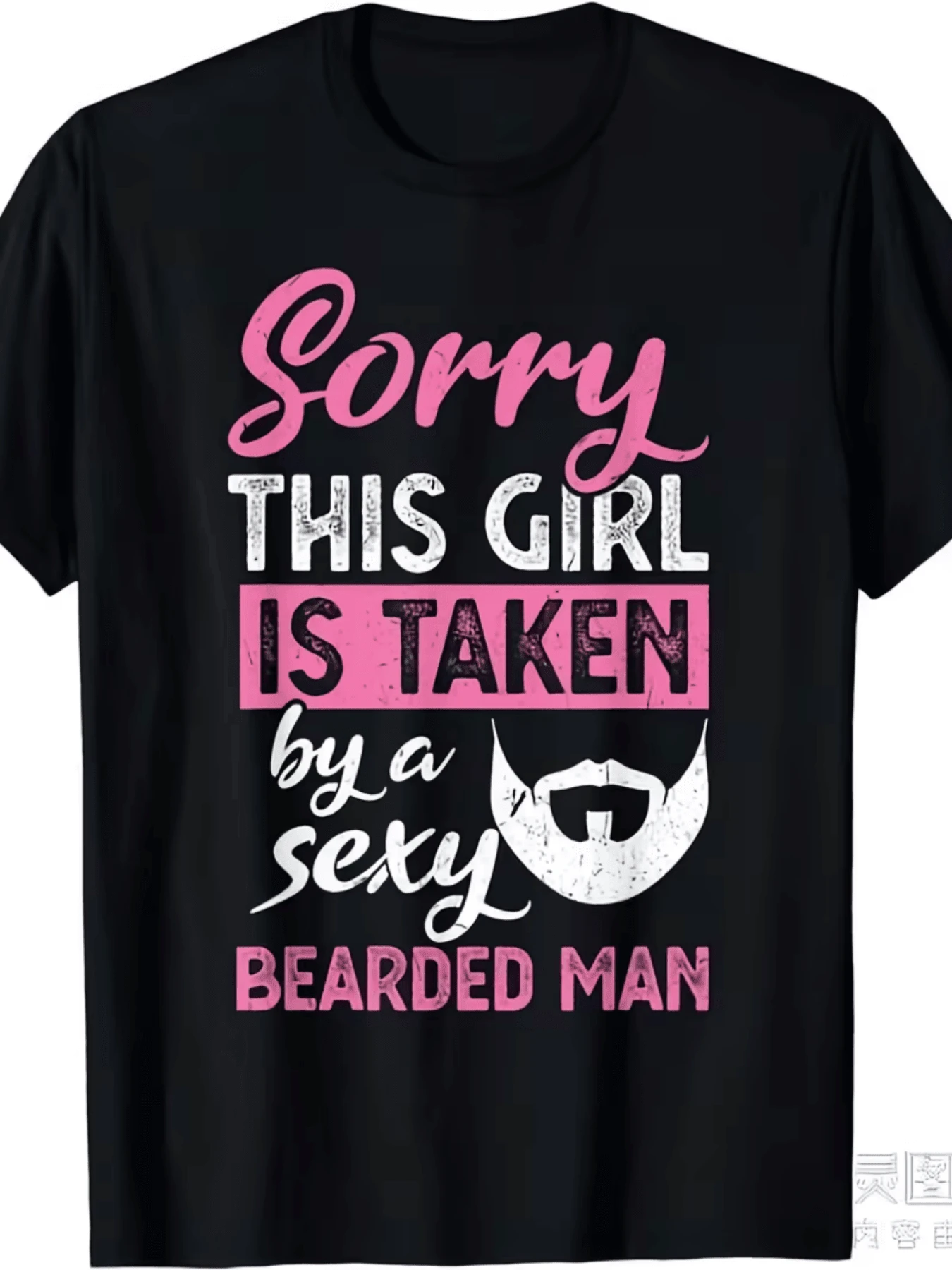 A Fun Phrase Expressing Pride And Love, Showing That The Girl Is In A Relationship With An Attractive Bearded Man. A Casual Women's T-Shirt With Large Lettering In Pink And White Tones, Ideal For Outings And A Romantic Gift. - 黑色 - 查看 1