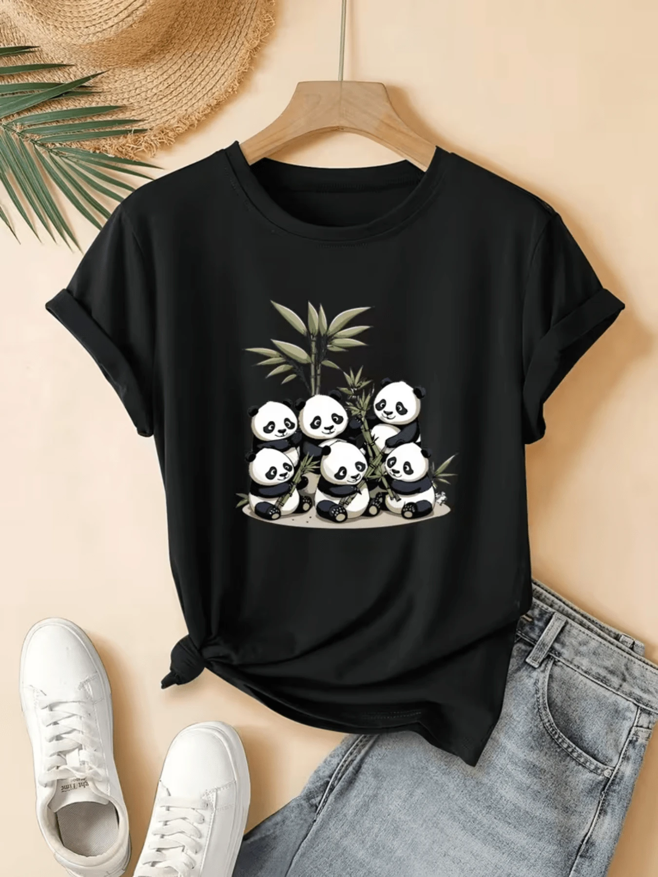 Grupo de tiernos pandas sentados entre verdes tallos de bambú que simbolizan amistad tranquilidad y alegría en la naturaleza camiseta de mujer casual cómoda para uso diario - Negro - Ver 1