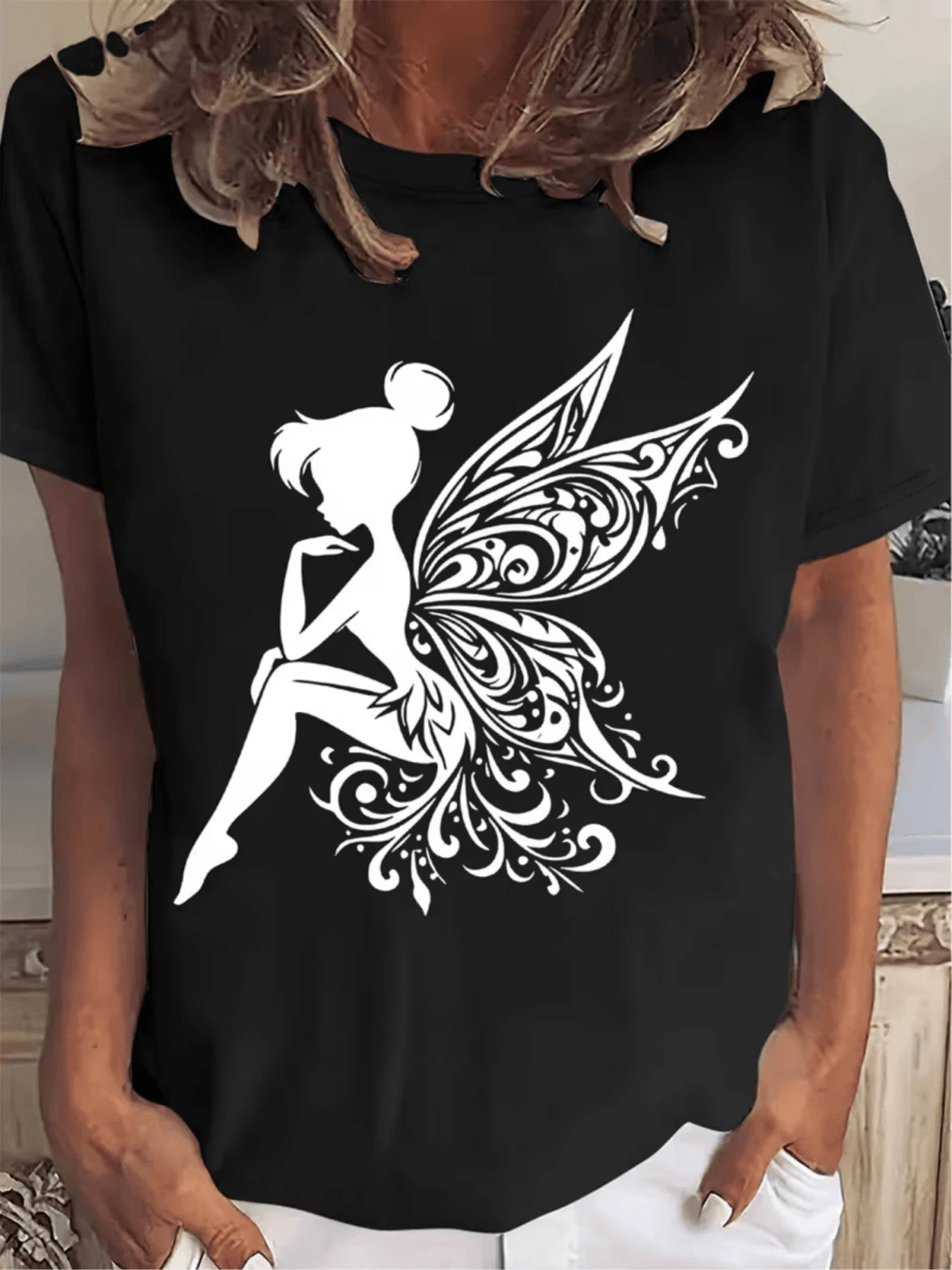 Hada mágica sentada en silencio con alas ornamentadas que reflejan fantasía naturaleza y libertad en cada trazo camiseta de mujer casual cómoda para uso diario elegante y moderna - Negro - Ver 1