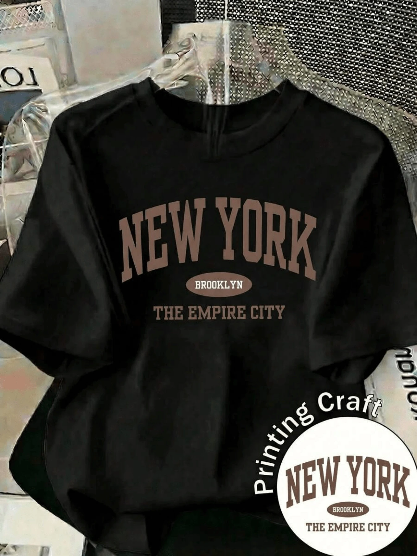 Text Celebrating The Urban Energy And Free Spirit Of New York With Large Letters That Evoke Confidence And Modernity, Ideal For City Lovers. Comfortable, Modern Casual Women's T-Shirt For Everyday Wear. - 黑色 - 查看 1