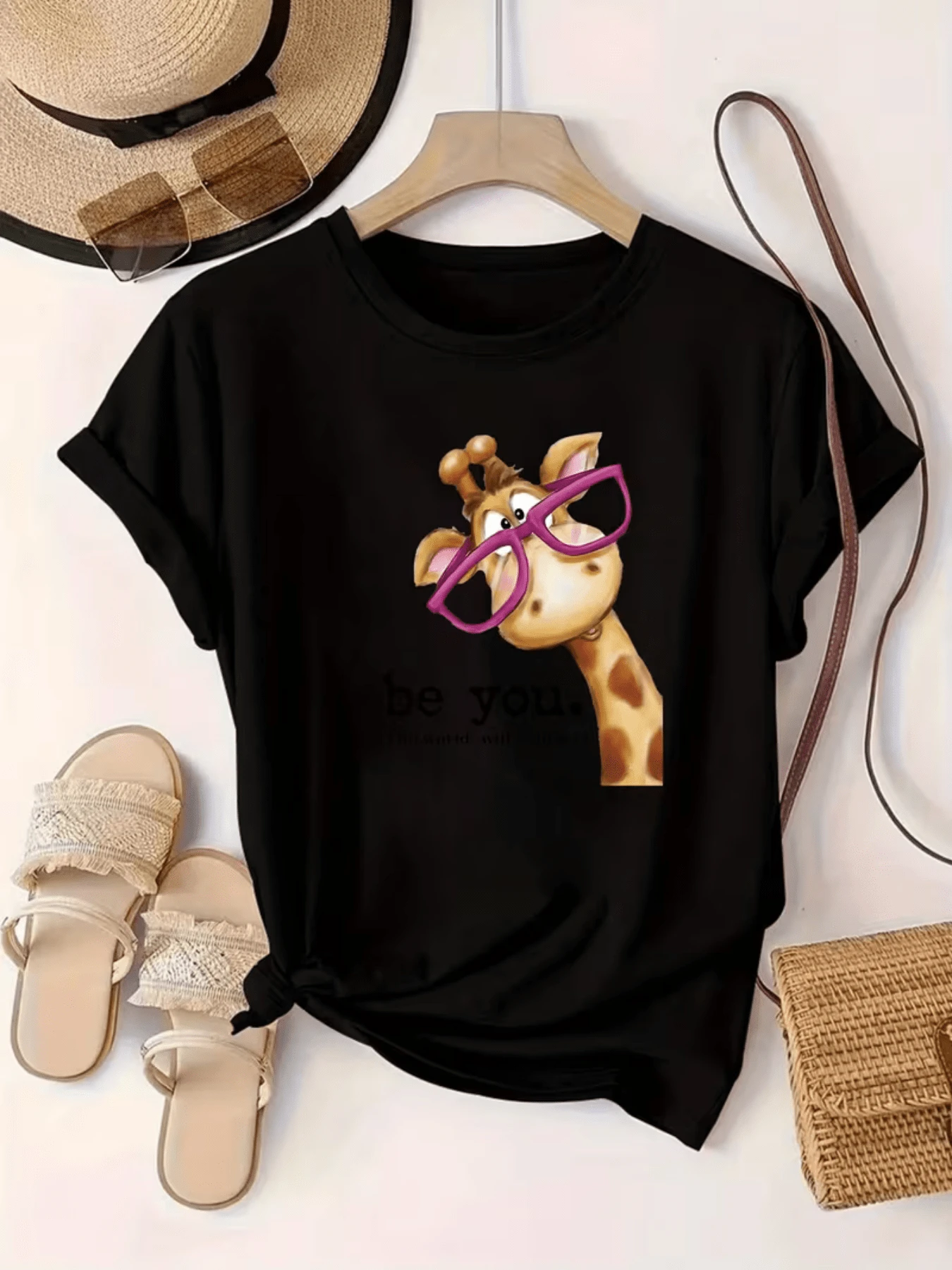 Jirafa simpática con gafas rosas que transmite alegría energía y originalidad inspirando confianza y diversión camisetas de mujer casual cómoda para uso diario - Negro - Ver 1
