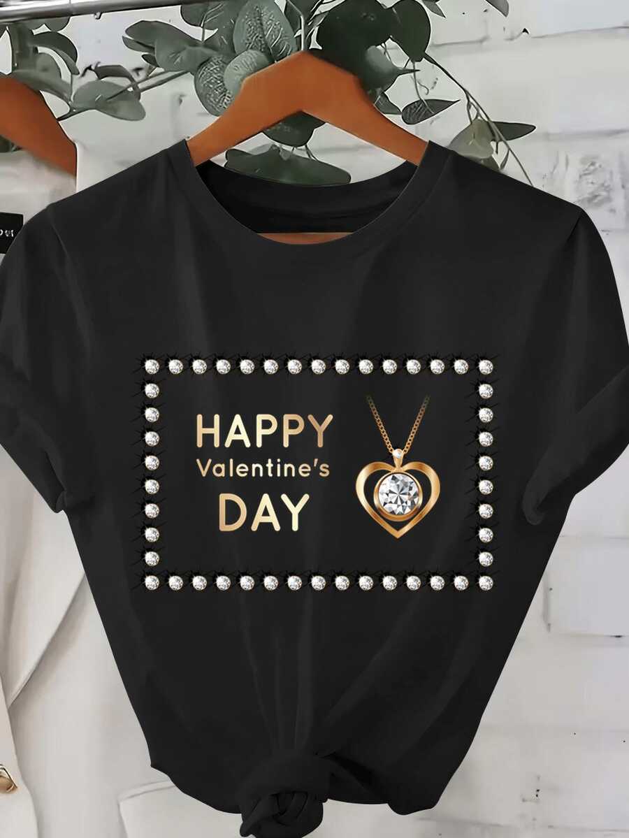 Camiseta de manga corta y cuello redondo en 10 colores, con diseño de 95% y 5%, con letras dors para un Feliz Día de San Valentín, diseño de collar de diamantes con forma de corazón y borde de diamantes brillantes. Esta camiseta casual de lujo es perfectara las fiestas.