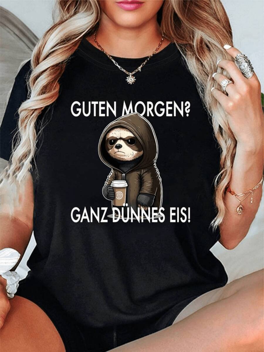 Una camiseta de modara mujer que exhibe un estampado distintivo, elabor con un tejido suave y cómodo con mangas cortas. Es una opción fácil pero elegante, i tanto para salidas casuales como para eventos más refinados. Unieza esencial para el uso diario.