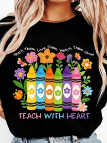 Crayones coloridos junto a flores simbolizan amor aprendizaje y crecimiento con energía positiva para maestras que inspiran cada día camiseta de mujer casual cómoda y alegre para uso diario - Negro - Ver 1