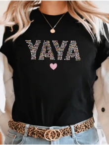 A Word Formed By Small Multicolored Hearts Expressing Joy, Tenderness, And Love, Accompanied By A Pink Heart Highlighting Feminine Sweetness. A Comfortable, Casual Women's T-Shirt For Everyday Wear, Modern And Charming. - 黑色 - 查看 8