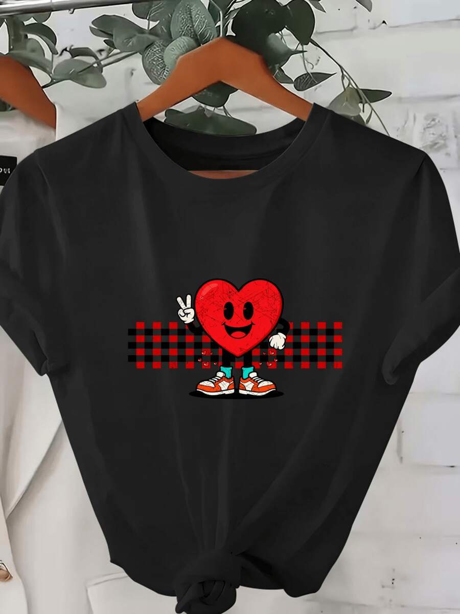 Camiseta de mujer con cuello redondo y diseño retro de corazón con patrón a cuadros, hecha de 95% y 5% de otros materiales. Disponible en 10 colores, esta camiseta gráfica de moda es perfectara el Día de San Valentín.