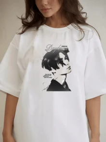 La ropa de primavera-verano para mujer presenta un retrato en blanco y negro en la parte frontal con texto artístico como elemento central, encarnando un estilo artístico moderno.Elemento del retrato: Se presenta una silueta en blanco y negro de una figura en perfil lateral, con peinados en capas y contornos claros, transmitiendo una estética de moda de nicho.Elemento del texto: La frase "Daydream" se muestra audazmente en fuente cursiva, acompañada de frases cortas como "Lips lips lips...make me empty" junto al retrato, creando una textura visual que complementa el retrato en blanco y negro y añade un toque artístico.Estilo general: Sobre un fondo negro, los tonos en blanco y negro y gris combinados con texto artístico crean un ambiente de diseño relajado pero de nicho.Este es un diseño creativo que combina estampados de retratos modernos con texto artístico, lo que lo convierte en una camiseta estampada perfecta para conjuntos personalizados.blusa casual mujer verano - Blanco - Ver 7