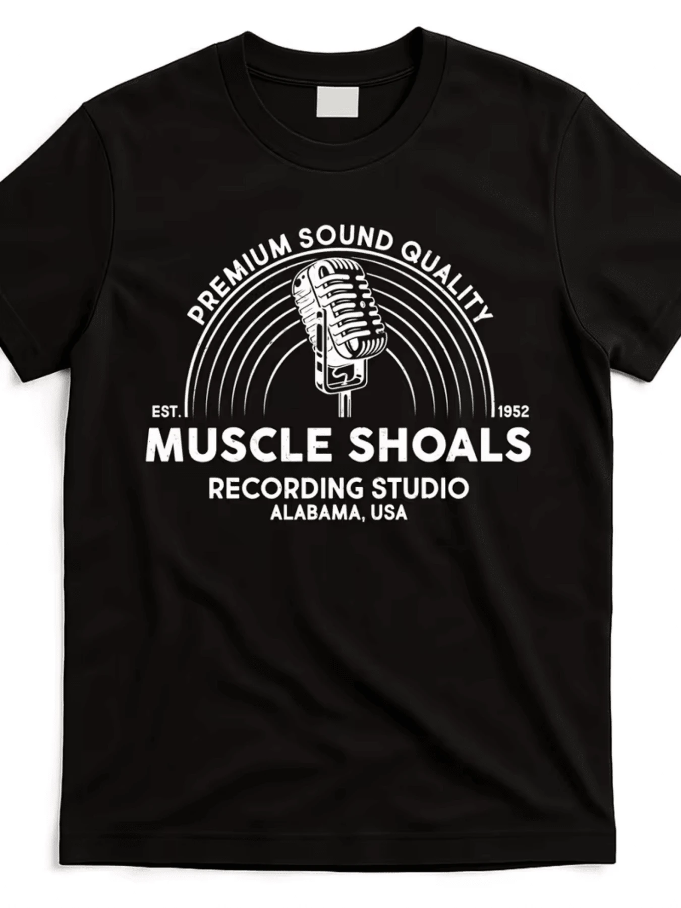 Micrófono retro rodeado de ondas sonoras que simbolizan la pasión por la música y la creatividad con texto que evoca la historia de un estudio clásico de grabación camiseta de mujer casual moderna cómoda para uso diario - Negro - Ver 1