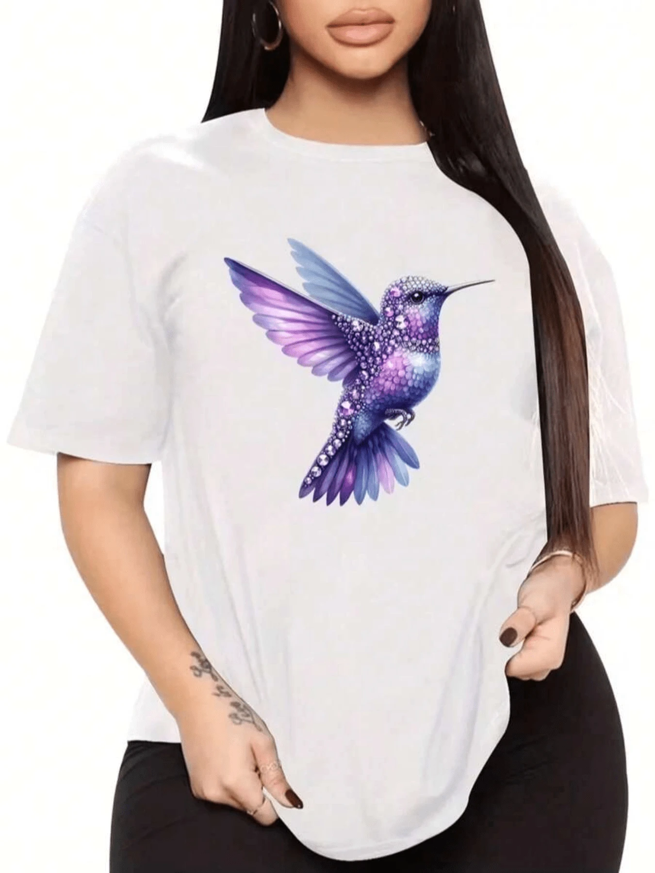 Colibrí en tonos púrpura y azul que simboliza alegría esperanza y libertad con destellos luminosos que evocan la belleza de la naturaleza camiseta de mujer casual moderna y cómoda para uso diario - Blanco - Ver 1
