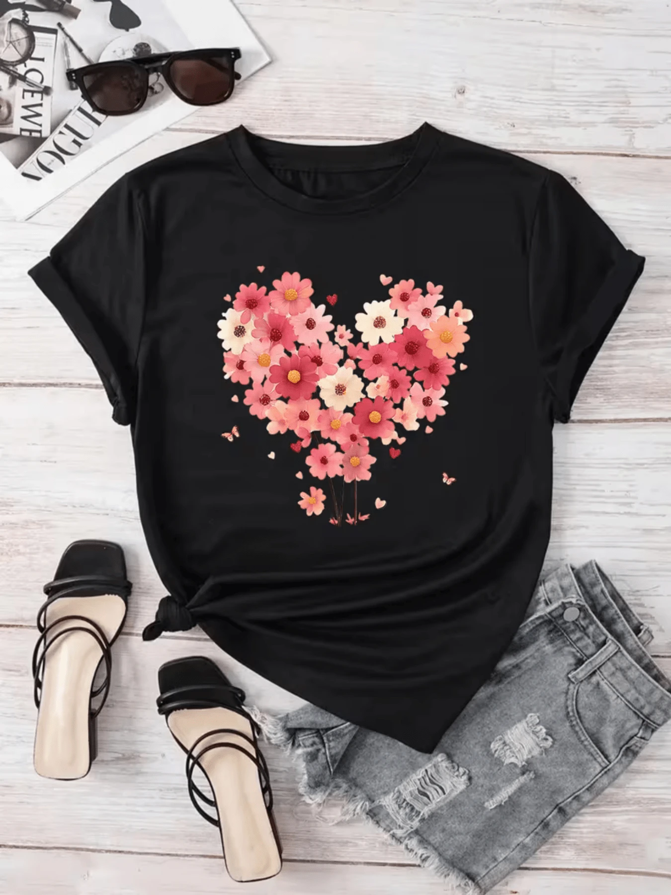 Heart Formed By Pink Flowers And Butterflies Symbolizing Love, Delicacy And Positive Energy With A Romantic Touch. Women's Casual, Modern, Comfortable T-Shirt For Everyday Wear - 黑色 - 查看 1