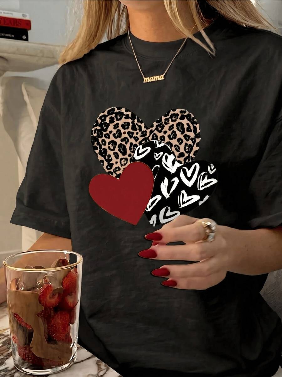 Three Intertwined Hearts Symbolize Passion, Strength, And Tenderness. The Animal Print And Contrasting Colors Express Free Love And Confidence. This Modern, Comfortable, Casual Women's T-Shirt Is Perfect For Everyday Wear. - 黑色 - 查看 1