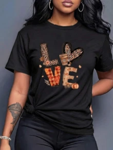 Amor otoñal formado por letras con estampado de leopardo calabazas hojas secas y una taza de café simbolizando calidez y afecto camiseta de mujer casual cómoda para uso diario - Negro - Ver 1