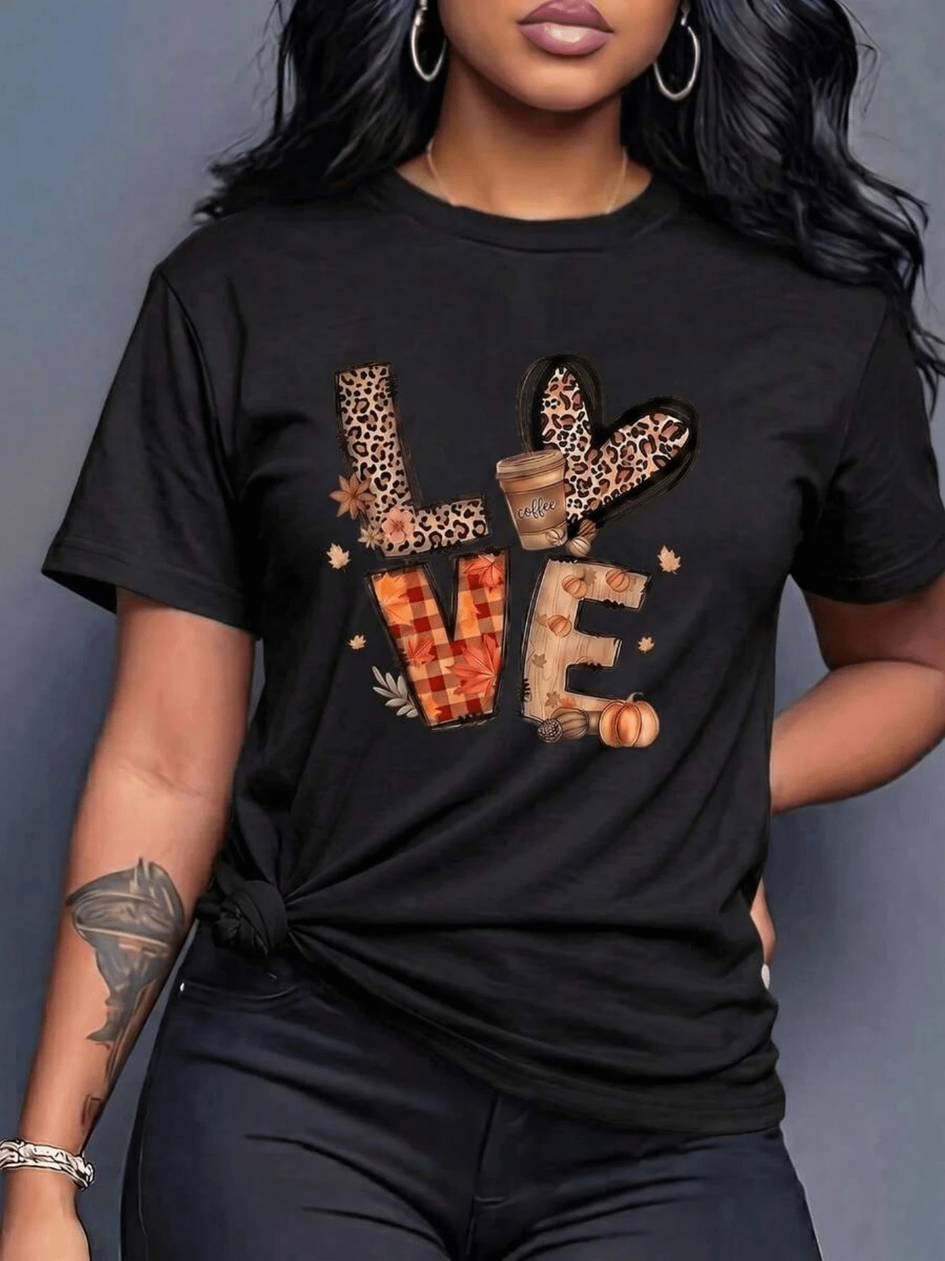 Amor otoñal formado por letras con estampado de leopardo calabazas hojas secas y una taza de café simbolizando calidez y afecto camiseta de mujer casual cómoda para uso diario - Negro - Ver 1
