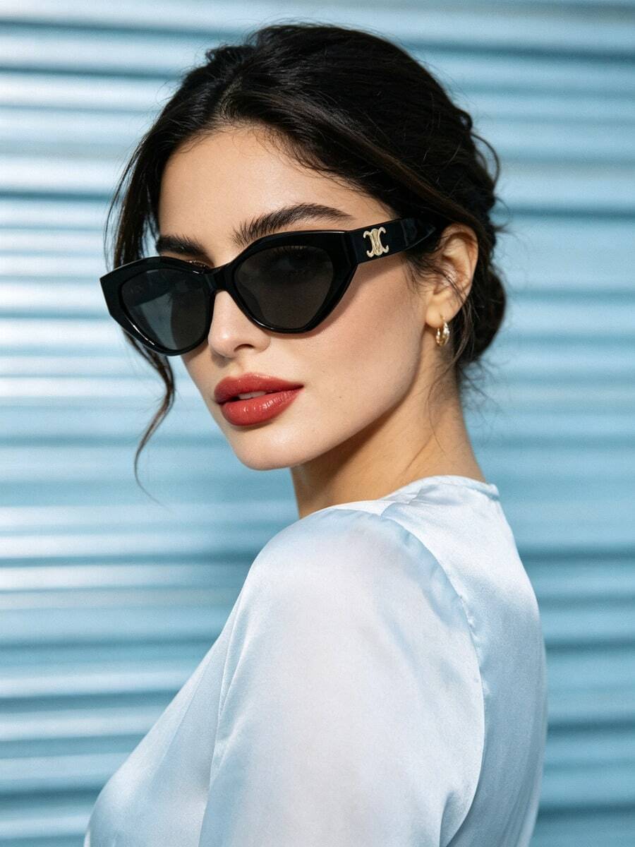 Celine 奢華休閒貓眼眼鏡,黑色復古鏡框,深灰色鏡片,適用於女性與男性,採用醋酸纖維鏡框,質感優良,修飾臉型,散發法式慵懶風情。適合日常通勤、海灘度假、街頭攝影,打造時尚優雅造型。中性百搭風格,可輕鬆搭配出時尚洗鍊造型。型號:CL40323U-01A 56 - 深灰色 - 查看 1