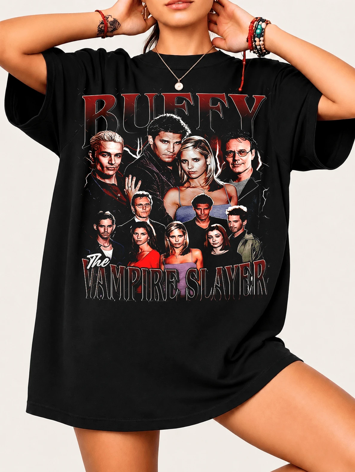 Buffy the Vampire Slayer Unisex-T-Shirt aus 100 % Baumwolle im Vintage-90er-Jahre-Bootleg-Design mit einer Collage von Charakteren aus der Kultserie – Retro-Stil, weich und einzigartig für Fans der Serie - Schwarz - Übersicht 1