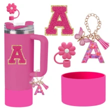 Juego de 4 accesorios para taza, excluyendo la taza (30-40oz) - El juego de accesorios incluye: 1 tapa para pajita, 1 dije con letra, 1 base de silicona para taza, 1 pegatina con letra, regalo sorpresa diario y festivo (taza no incluida) - Rosa Fucsia - Ver 1