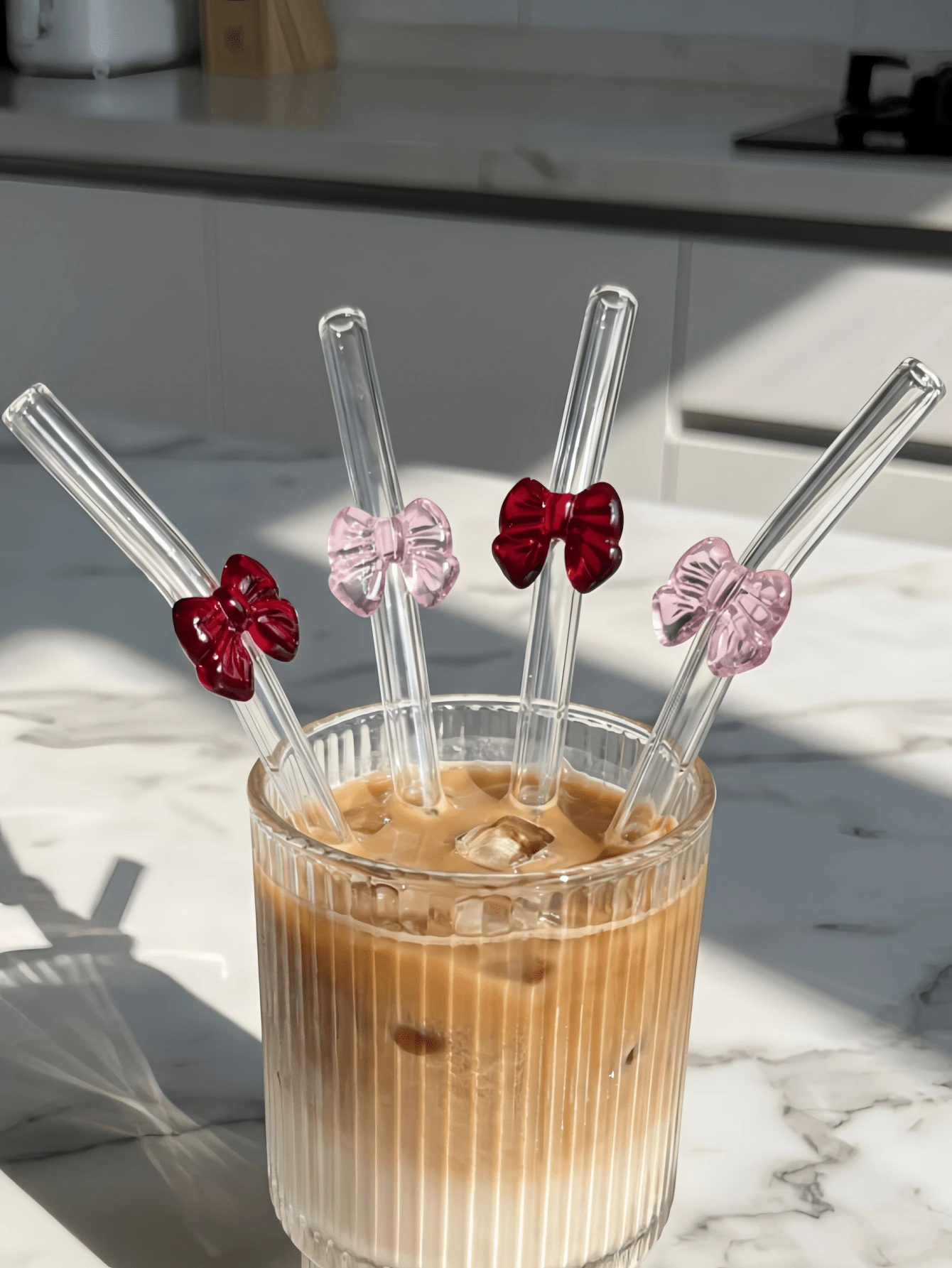 1/2/4/6 Stück gebogene Glasstrohhalme mit roter und rosa Schleifendekoration, geeignet für Bubble Tea, Milchshakes und Sommergetränke, elegante Dekoration für Strand, Hochzeit und Küche, ideales Urlaubsgeschenk für alle saisonalen Anlässe