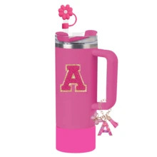 Juego de 4 accesorios para taza, excluyendo la taza (30-40oz) - El juego de accesorios incluye: 1 tapa para pajita, 1 dije con letra, 1 base de silicona para taza, 1 pegatina con letra, regalo sorpresa diario y festivo (taza no incluida) - Rosa Fucsia - Ver 3