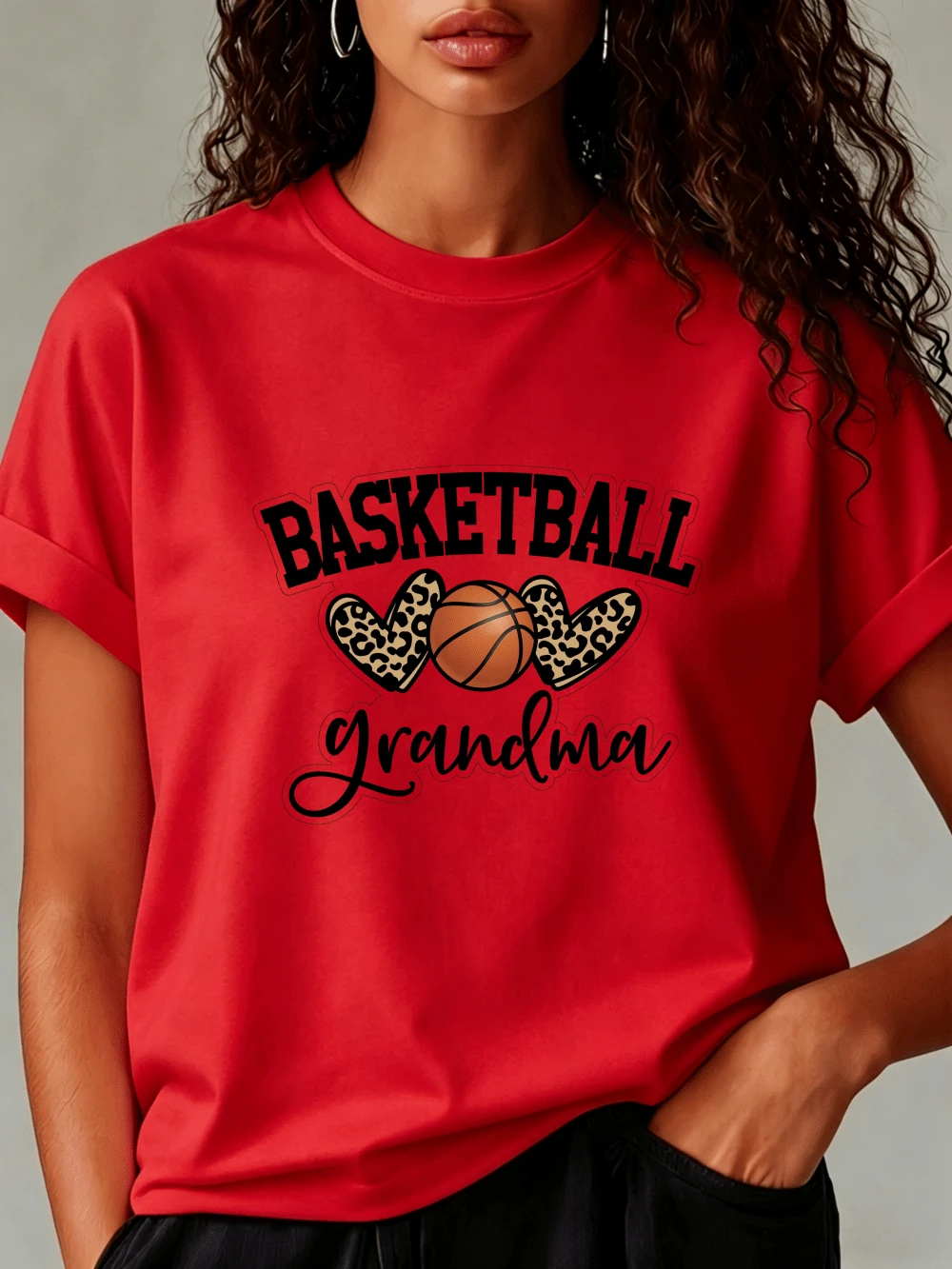 Camiseta multicolor de manga corta y cuello redondo para mujer - Estampado de corazón con diseño de leopardo y balón de baloncesto: <<Basketball Grandma» - Prenda básica versátil de algodón - Camiseta moderna para el día a día - Rojo - Ver 1