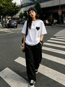 Envío local:Playera Blanca para Mujer con Estampado de Corazón Negro, Camiseta Básica Manga Corta Cuello Redondo Cómoda para Verano, Estilo Casual Chic - Blanco - Ver 2