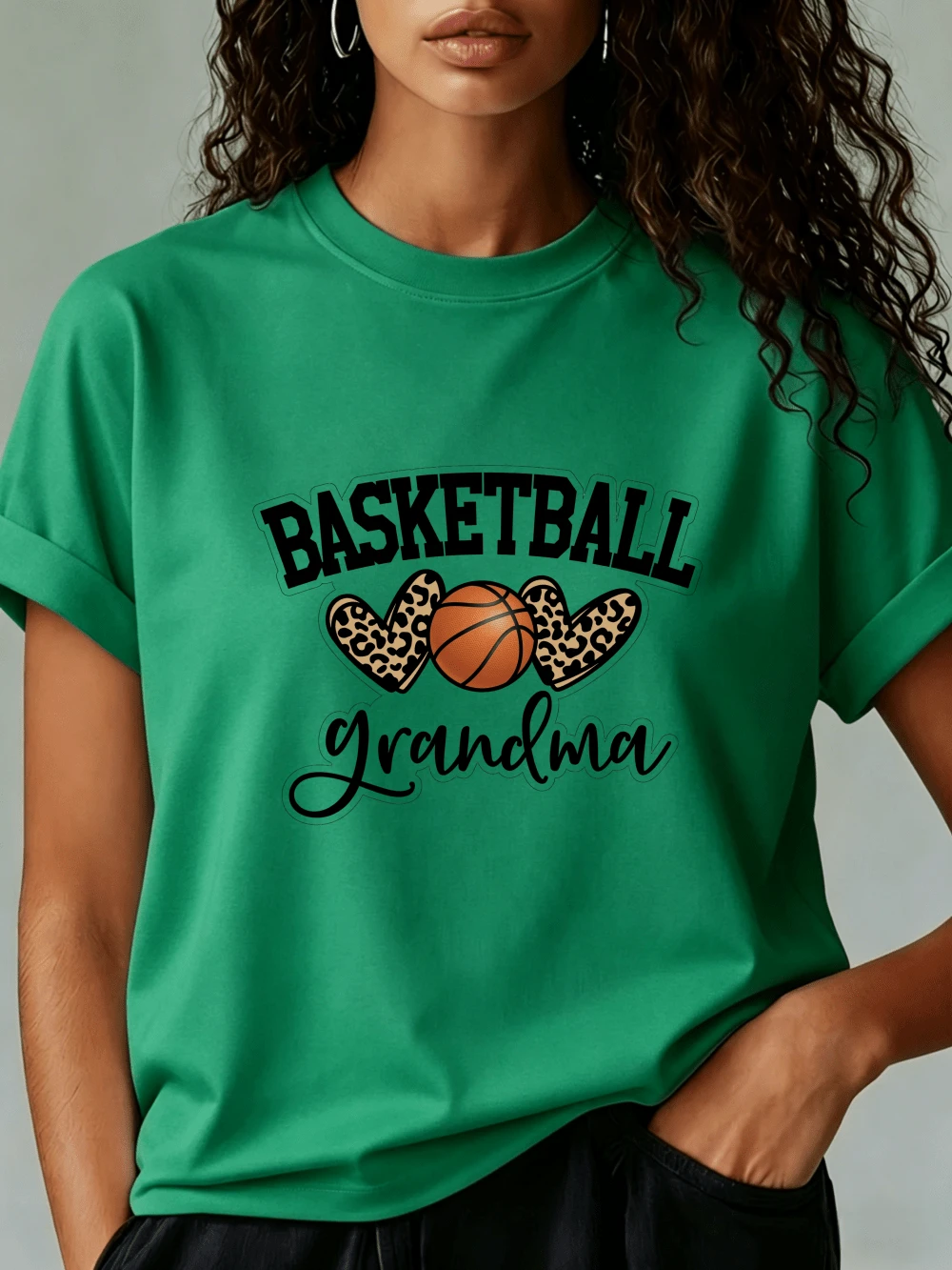 Camiseta multicolor de manga corta y cuello redondo para mujer - Estampado de corazón con diseño de leopardo y balón de baloncesto: <<Basketball Grandma» - Prenda básica versátil de algodón - Camiseta moderna para el día a día - Verde - Ver 1