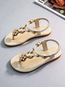 1 par de sandalias de niños de moda en beige, sandalias planas para niños con varios adornos metálicos, diseño de correa elástica ajustable, suela suave antideslizante, adecuadas para banquetes, fiestas en la playa, bodas, vacaciones, sandalias para niñas - Beis - Ver 6
