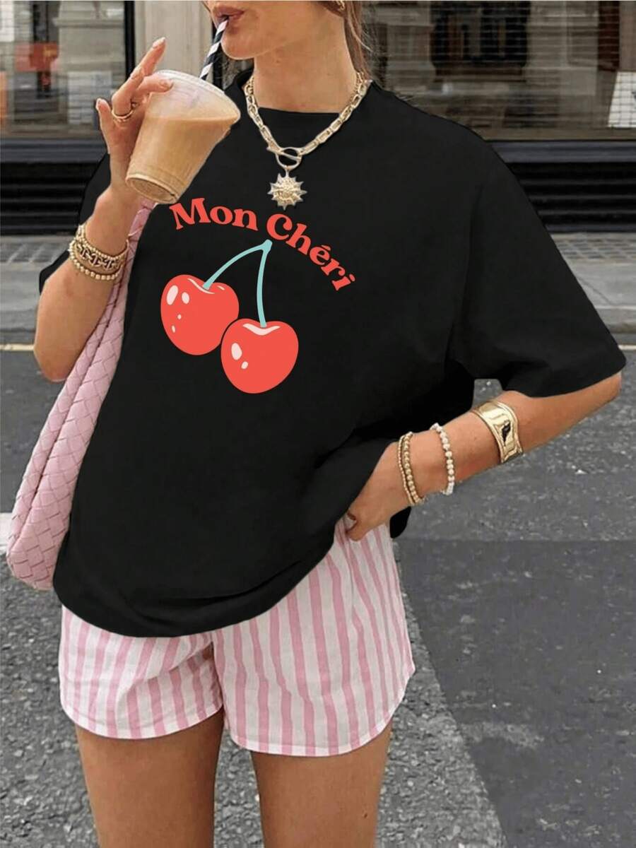 Two Red Cherries Joined Together Symbolize Sweetness, Youthful Love, And Freshness, Accompanied By The French Phrase "Mon Chéri," Which Expresses Tenderness And Affection. This Modern And Cheerful Women's Casual T-Shirt Is Comfortable And Ideal For Summer. - 黑色 - 查看 1