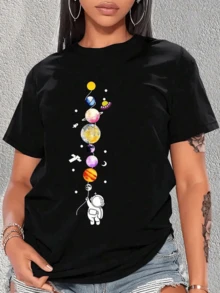 An Astronaut Holds Balloons Representing The Planets Of The Solar System, Recalling The Infinite Dreams Of The Universe And The Human Connection To The Cosmos. Women's Casual T-Shirt, Comfortable Fashion For Summer - 黑色 - 查看 8