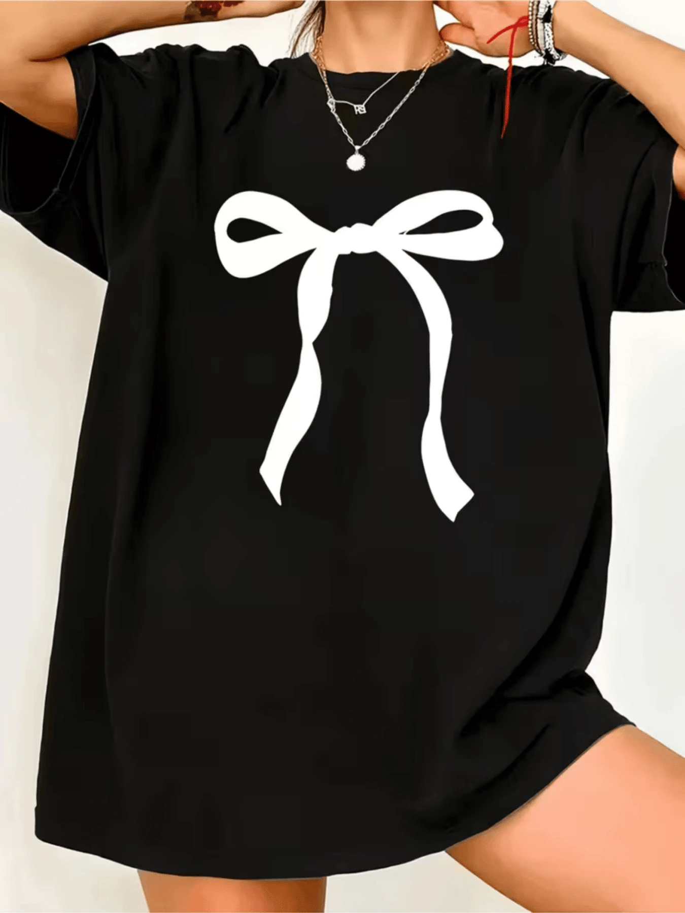Gran lazo blanco que simboliza elegancia y dulzura representando el equilibrio entre sencillez y feminidad perfecto para expresar una actitud delicada y segura camiseta de mujer casual moderna cómoda para verano - Negro - Ver 1