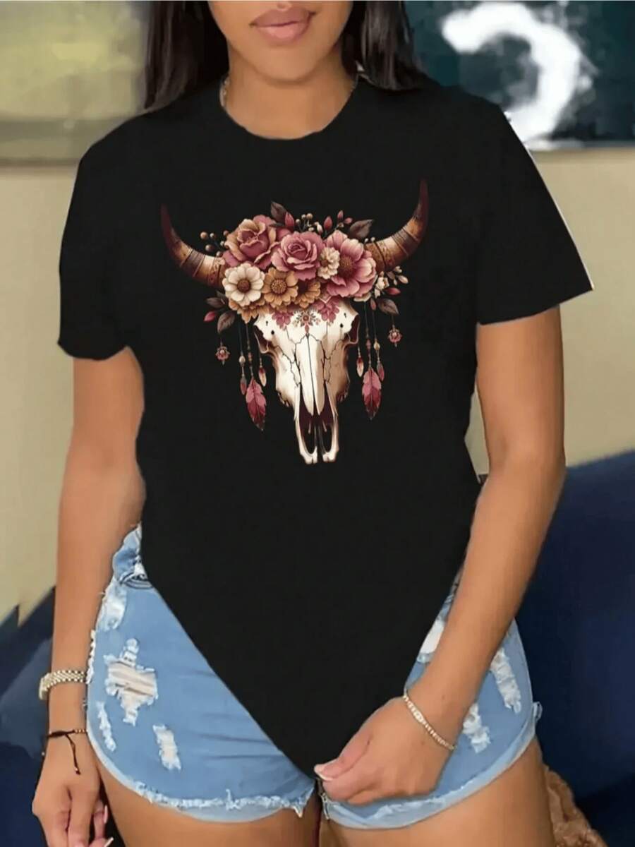 Cabeza de toro decorada con flores rosadas y plumas que simbolizan fuerza naturaleza y conexión espiritual con el aire camiseta de mujer casual moderna para uso diario - Negro - Ver 1