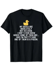 Figura de pato amarillo con frases humorísticas sobre la confusión y el desorden que transmiten un toque divertido y relajado camiseta de mujer casual divertida ideal para uso diario - Negro - Ver 8
