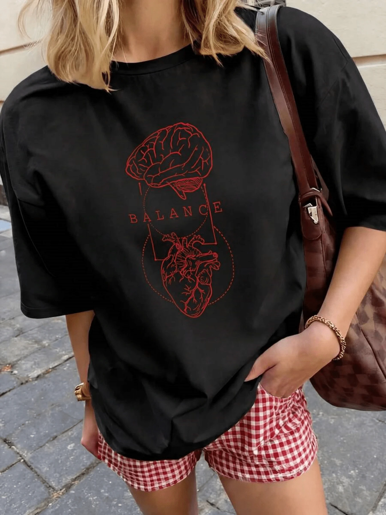 The Artwork Depicts The Connection Between Mind And Heart, Symbolizing Inner Harmony And Emotional Balance That Guides Every Thought And Feeling In Perfect Unity To Inspire Calm And Self-Awareness. This Modern, Casual Women's T-Shirt Is Ideal For Everyday Wear. - 黑色 - 查看 1