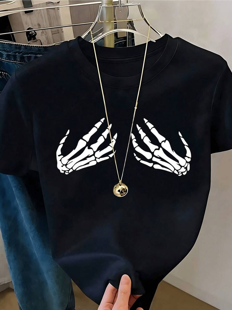 Skeleton Hands Seemingly Touching The Chest Symbolize Irreverent Strength, Dark Humor, And A Modern Rebellious Attitude. This Comfortable And Breathable Casual Women's T-Shirt Is Ideal For Everyday Wear. - 黑色 - 查看 1